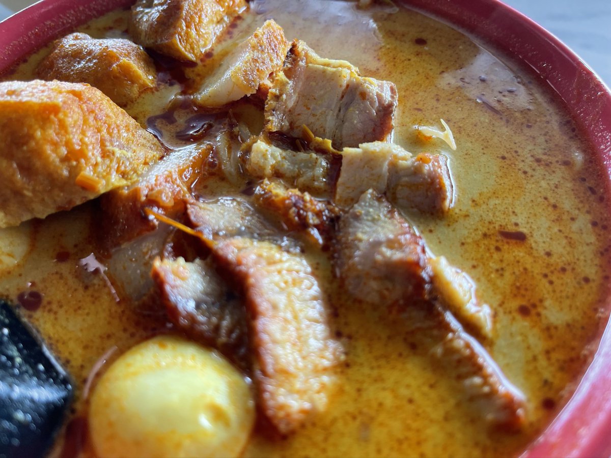 cyrildason's tweet photo. Nyamai wai ini Mi kari sebelah Rasa Sayang pub. #RilFood https://t.co/DpWgp5FcaN