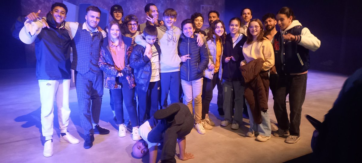 Magnifique soirée théâtre hier à l'auditorium d'Uzerche avec la compagnie pyramid pour leur spectacle "sur le fil".Performance physique admirable, rires, joies, larmes. Toutes les émotions étaient au rendez-vous pour les élèves inscrits au théâtre et nos élèves internes.#culture