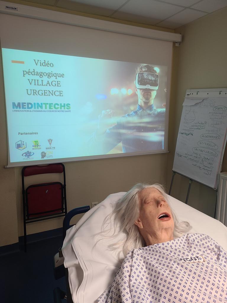 MathieuVioleau's tweet photo. Préparation d'une vidéo immersive en 360' pédagogique avec #onsim et le mannequin basse fidélité, ultra réaliste "Viviane" de @LifeSupportDis1 pour le
village #urgences du congres @MedInTechs1 en collaboration avec @SAMU7912, @SDIS79, #CESU79 et le board innovation @SFMU_MS https://t.co/MEuMzQa7A3