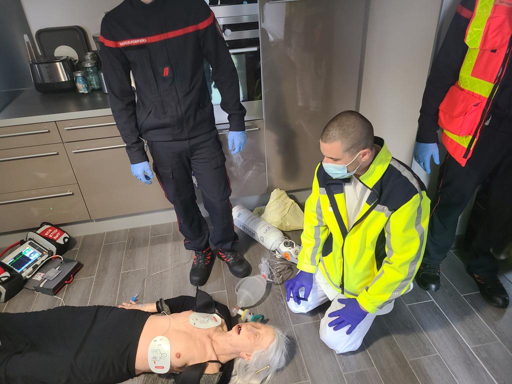 MathieuVioleau's tweet photo. Préparation d'une vidéo immersive en 360' pédagogique avec #onsim et le mannequin basse fidélité, ultra réaliste "Viviane" de @LifeSupportDis1 pour le
village #urgences du congres @MedInTechs1 en collaboration avec @SAMU7912, @SDIS79, #CESU79 et le board innovation @SFMU_MS https://t.co/MEuMzQa7A3
