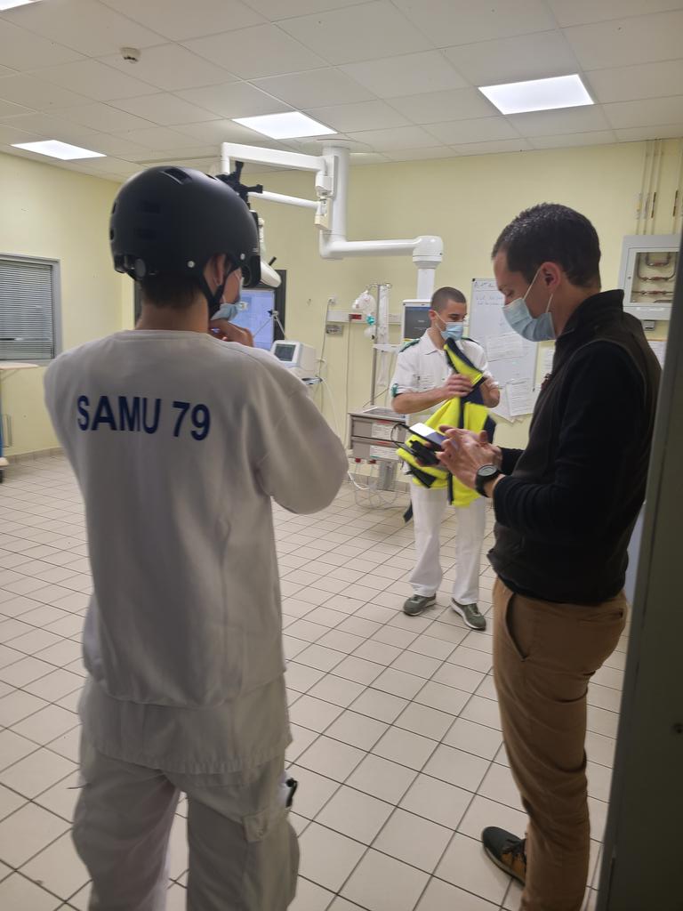 MathieuVioleau's tweet photo. Préparation d'une vidéo immersive en 360' pédagogique avec #onsim et le mannequin basse fidélité, ultra réaliste "Viviane" de @LifeSupportDis1 pour le
village #urgences du congres @MedInTechs1 en collaboration avec @SAMU7912, @SDIS79, #CESU79 et le board innovation @SFMU_MS https://t.co/MEuMzQa7A3