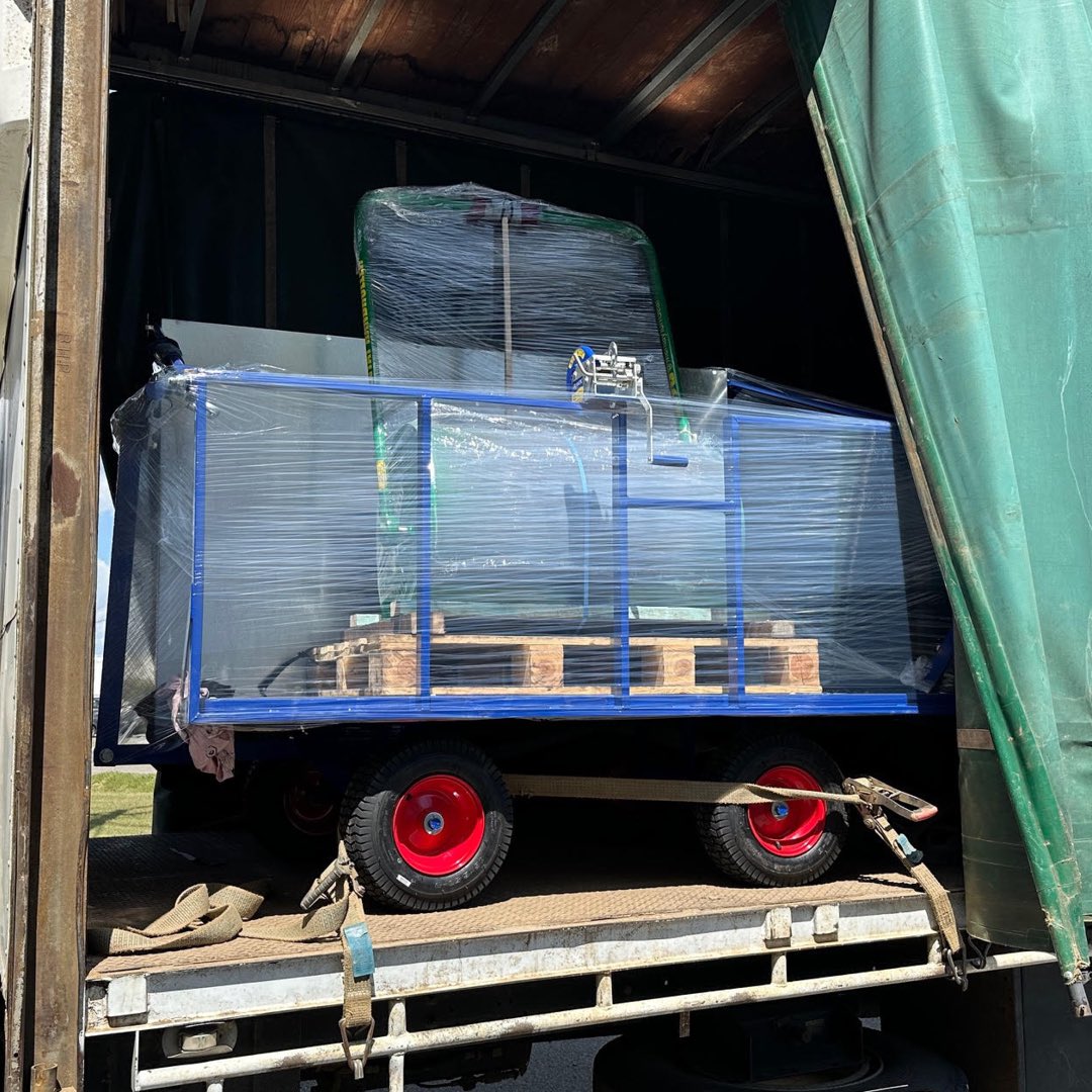 For the New Year's Day Big Bash games this summer, we sent a Mentay Covers Trolley and a Mentay Hand Roller to Wally at Albury Cricket Club for the match between the Sydney Thunder &amp; the Hobart Hurricanes. On the Mentay 2000 we have Mil, excited to get to work.

#BigBashLeague