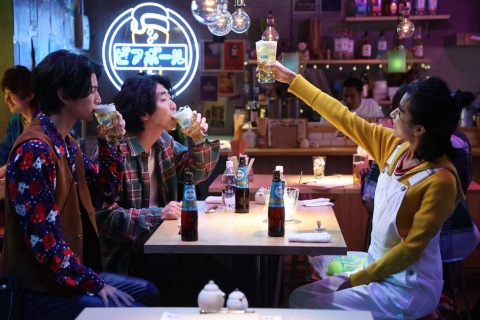 base_kitchen's tweet photo. 15秒にこれでもかとこだわりが込められた
ビアボールのCM🍻

・ビールに抵抗感のある若年層や
　一度ビールを離れた層がターゲット
・「ネオ居酒屋」を意識し
　軽快な会話の掛け合いでテンポを意識
・下北沢である明確な理由
・しずる感へのこだわりは動画をチェック！

https://t.co/o1MCei43ir https://t.co/IxlJCqIyvZ