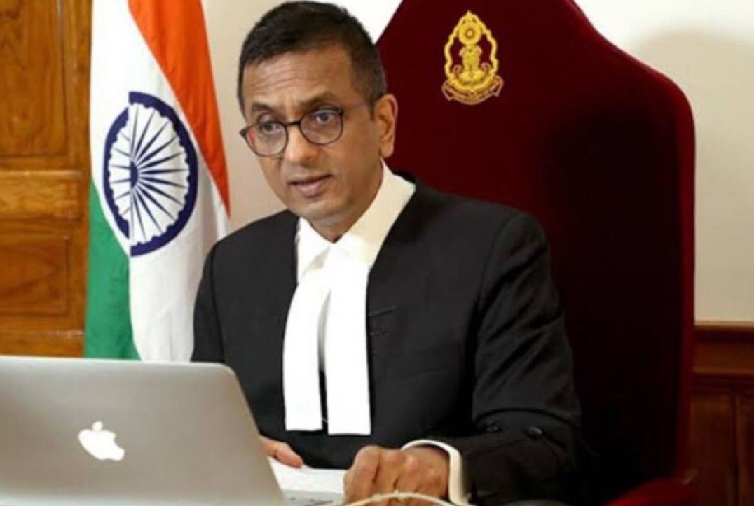 Adv_AnshulYadav's tweet photo. जब तक मैं हूं , ये देश संविधान से ही चलेगा :-    मुख्य न्यायधीश डी० वाई० चंद्रचूड़ https://t.co/X8VIBV4YOo