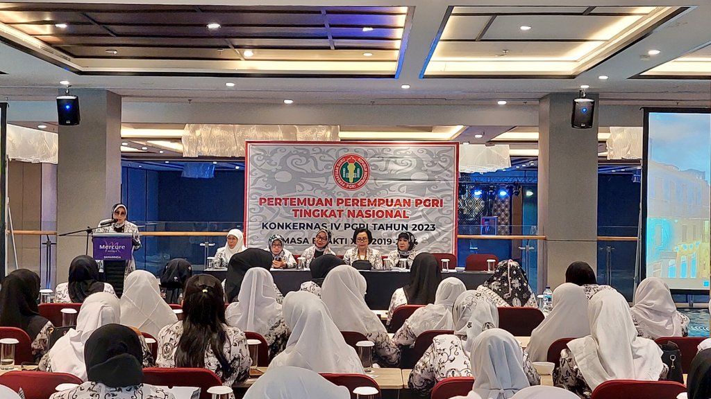 PBPGRI_OFFICIAL's tweet photo. Ibu Ketum menyapa para perempuan PGRI yang hadir dalam pertemuan tingkat nasional. Senyum hangat dan keceriaan yg terpancar dari Ibu Ketum membawa kebahagiaan para peserta yg hadir. Peserta sangat antusias menyimak pesan-pesan yg disampailan olehnya.

#PGRI https://t.co/ziE0Yxxray