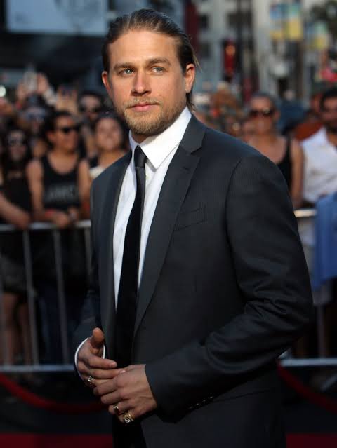 ร่วมงานในชุดสูทสีดำตามบัตรเชิญ เขาไม่ได้รู้จักคู่รักคู่นี้เป็นพิเศษ แต่ถ้ามีความสุขก็ยินดีด้วย

ไปเกิดก็ขอให้รักกันทุกชาติไป อันนี้คือคำอวยพรที่ดีตามแบบผู้หลักผู้ใหญ่รึเปล่าก็ไม่รู้(?)