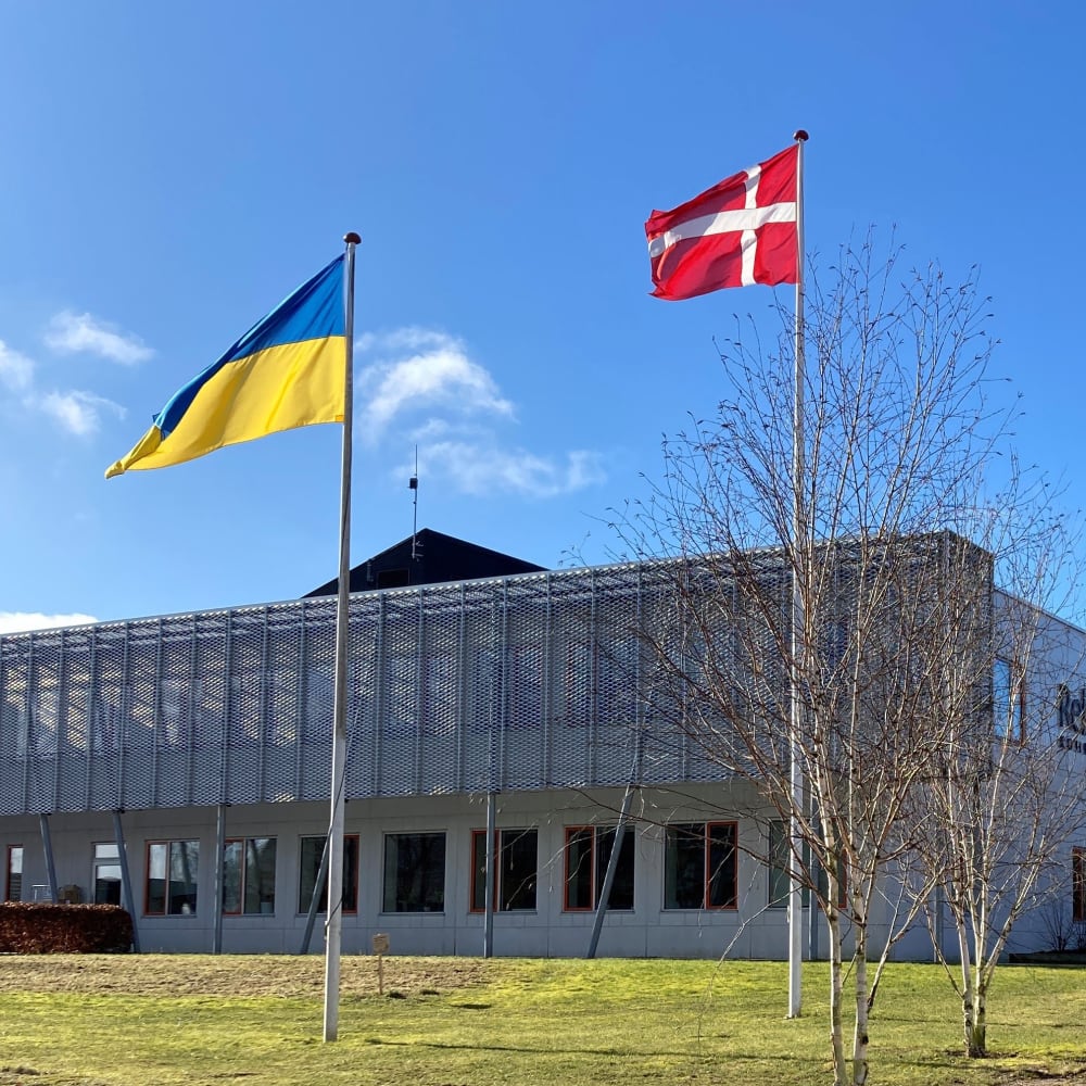 Det ukrainske flag vejer fredag over Rådhuset i Støvring for at markere årsdagen for den russiske invasion af Ukraine. I Rebild Kommune har indsatsen for de fordrevne ukrainere være en succes. mynewsdesk.com/dk/rebild/pres…