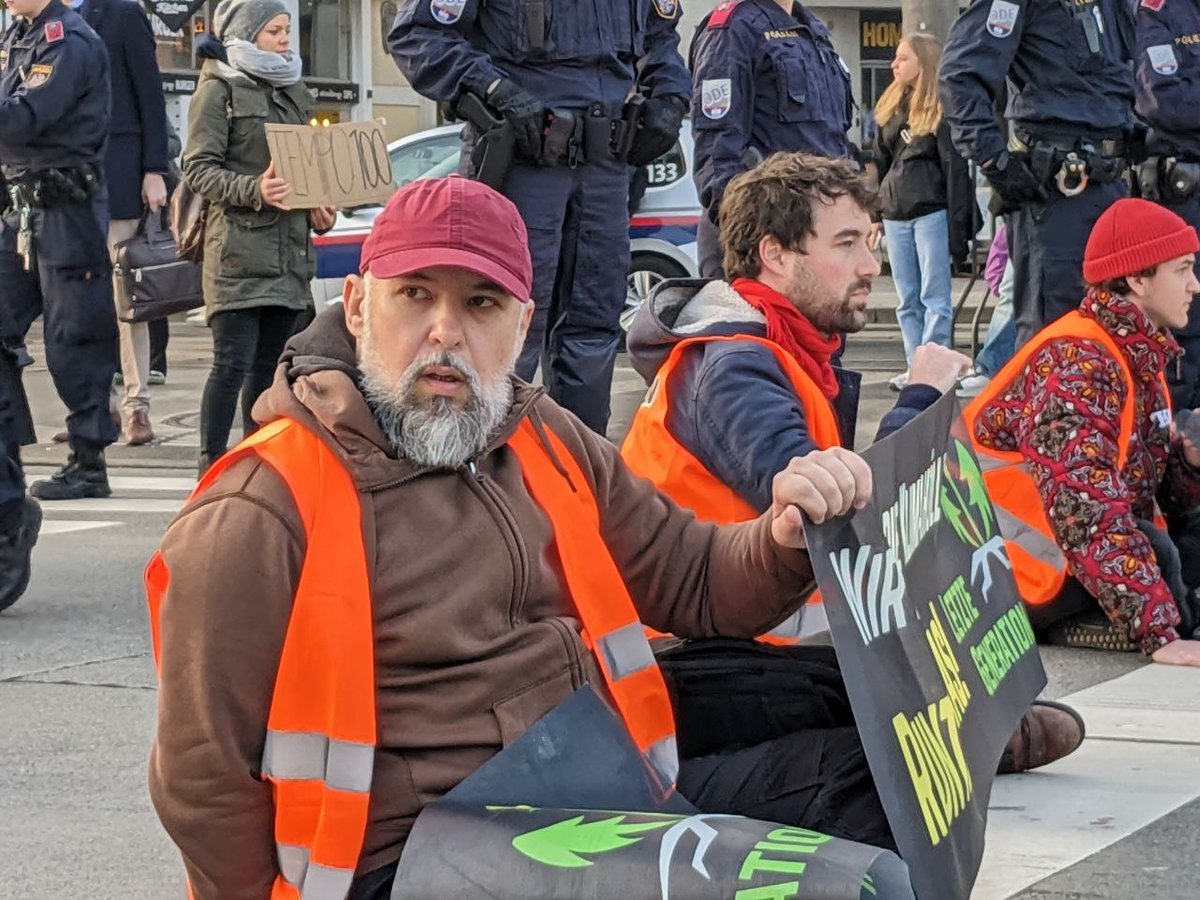 Gerald Bäck ist 50 Jahre und Notfallsanitäter: "Ich bin selbst Rettungsfahrer, und werde in Einsätzen ständig behindert. Schuld daran sind aber nicht irgendwelche angeklebten Menschen, sondern der ganz normale Park- und Verkehrswahnsinn!"