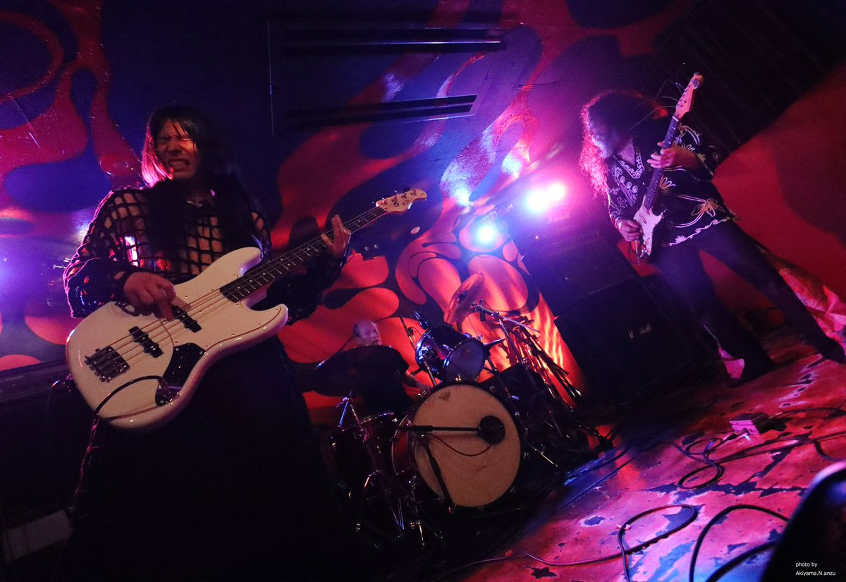 pkpkppk's tweet photo. 2023.2.18 東高円寺UFO CLUB
【Mainliner復活10周年記念祭】
　　　　　　　　　❸(～➓)
♦︎Mainliner(河端一[AMT]+Taigen Kawabe[Bo Ningen]+志村浩二[ex.White Heaven])

#Mainliner #河端一 #Acid_Mothers_Temple 
#Taigen_Kawabe #Bo_Ningen #志村浩二 #White_Heaven #みみのこと https://t.co/9HTIXBK9Op
