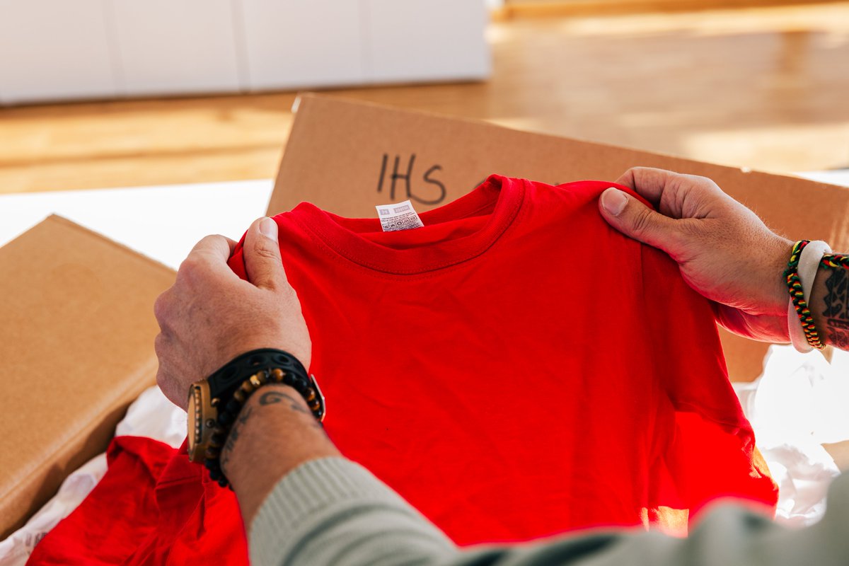 spread_group's tweet image. Trash goes treasure! A group of young men from Matemwe Beach (Zanzibar) 🌊 upcycles fishing nets to make bracelets. This has impressed us immensely, so Franziska Höntzsch from #SpreadGroup and IHS Ingenieurbüro have put together two clothing boxes for the team. #spreadthegood