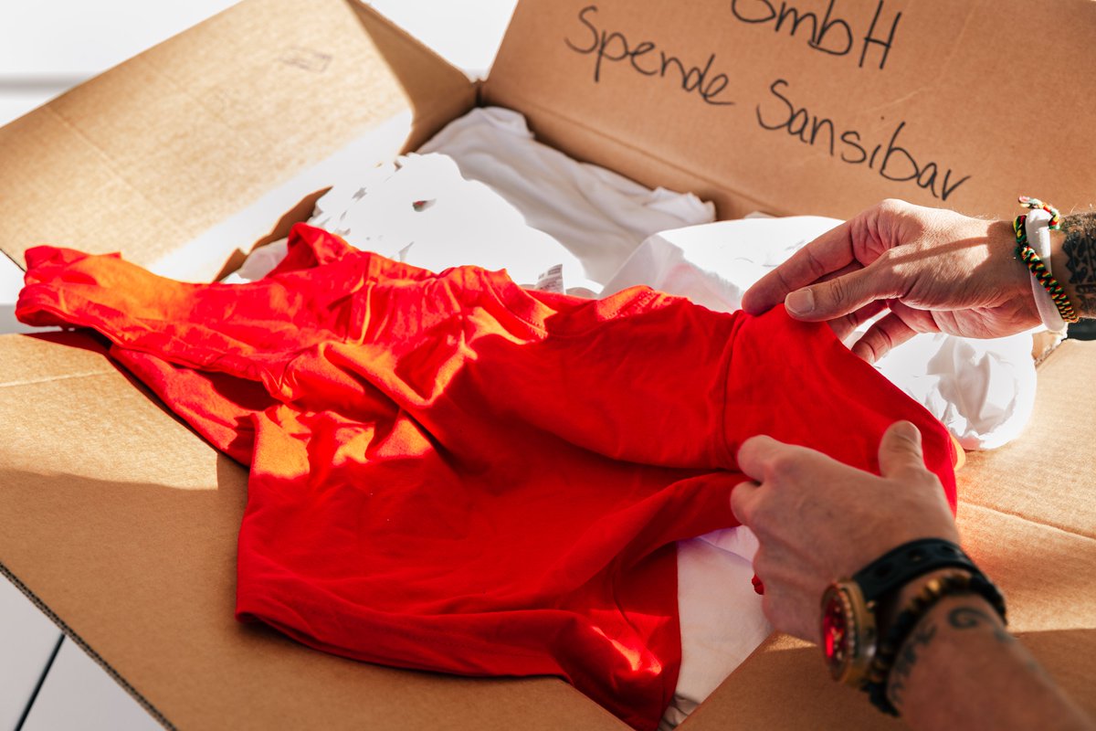 spread_group's tweet image. Trash goes treasure! A group of young men from Matemwe Beach (Zanzibar) 🌊 upcycles fishing nets to make bracelets. This has impressed us immensely, so Franziska Höntzsch from #SpreadGroup and IHS Ingenieurbüro have put together two clothing boxes for the team. #spreadthegood