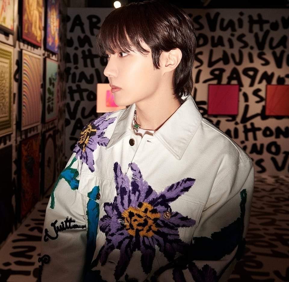 World Music Awards on X: #BTS' #JHope is the new house ambassador for  #LouisVuitton!💫❤️‍🔥👑💜 J-HOPE FASHION KING LOUIS VUITTON BRAND AMBASSADOR  JUNG HOSEOK #JHOPExLouisVuitton #JhopeLVBrandAmbass