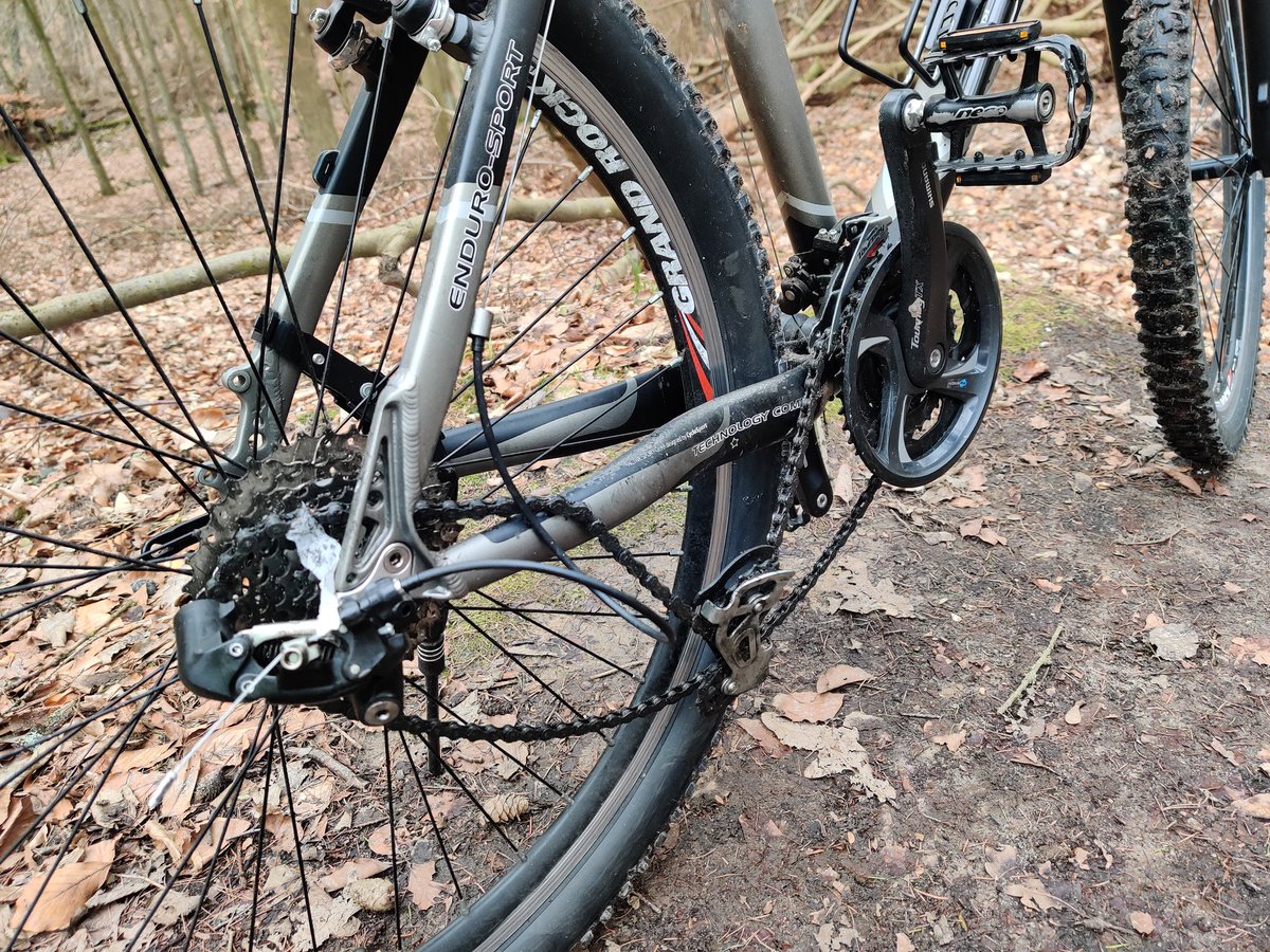 Jarothz's tweet image. Pytanie do specjalistów-inżynierów-rowerzystów, bo ja się nie znam... Czy ta przerzutka wymaga delikatnej regulacji, czy jestem przewrażliwiony? 🤔
#rowelove #biketech