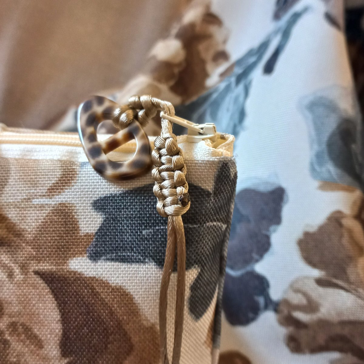 LaBallerinaBia1's tweet photo. #newcollection #Newcreation #folderbag in tessuto tapissière con bellissima stampa floreale 
#accessori  #borse #bigiotteria #LaBallerinaBianca https://t.co/db5BFPyj3n