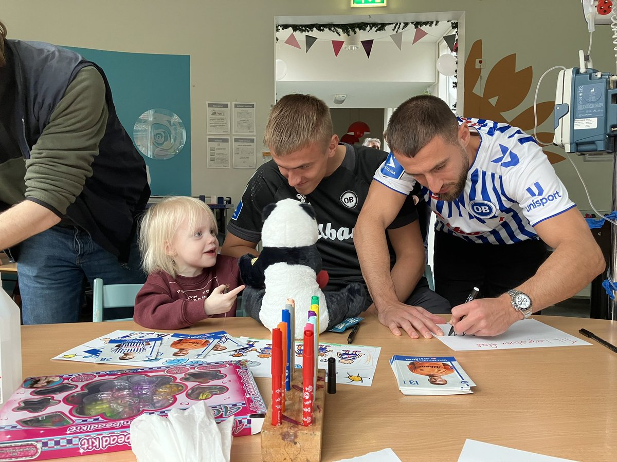 MortenMorch's tweet image. Om en uge er det #fodboldtrøjefredag. I år står dagen i et særligt lys for mig. De seneste 14 dage har jeg boet på OUH med min 3-årige datter, som har fået kræft i nyren. Det er et helt ubegribeligt chok. Støt @Bornecancerfond eller andre, der hjælper, når livet vælter. @FTfredag