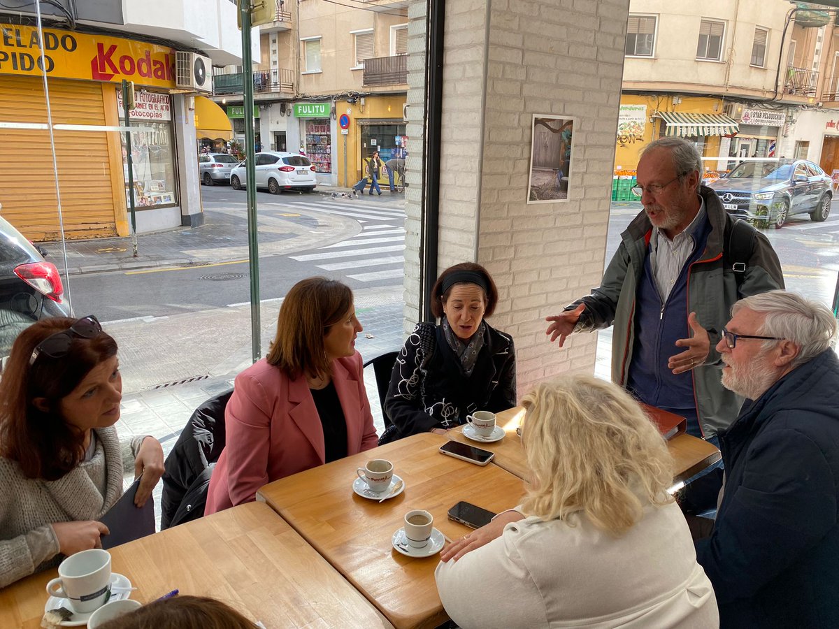 mjosecatala's tweet photo. En el #Cabanyal me he reunido con los comerciantes de @Acipmar, con vecinos de la Plaza del Rosario y la plataforma @zeroincivics.

No podemos tolerar que los problemas de convivencia y delincuencia se cronifiquen en el barrio, hay que reforzar inmediatamente la seguridad. https://t.co/xRP8SPbZ0L