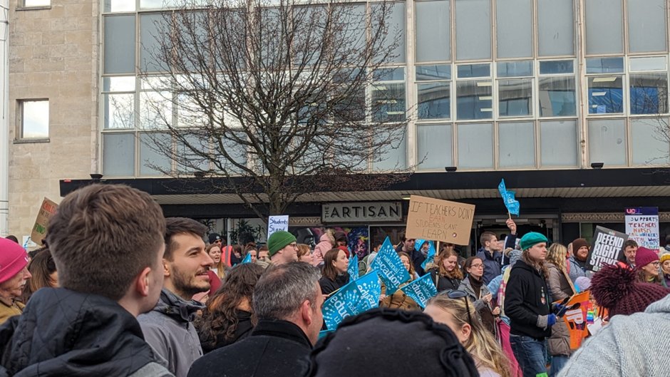 Strikes will close Springwell School.

The school has announced that it will remain partially closed on Thursday, 2 March, due to the ongoing teachers strikes taking place across the country.

Read the full story on our website: solentjournalism.co.uk/strikes-will-c…