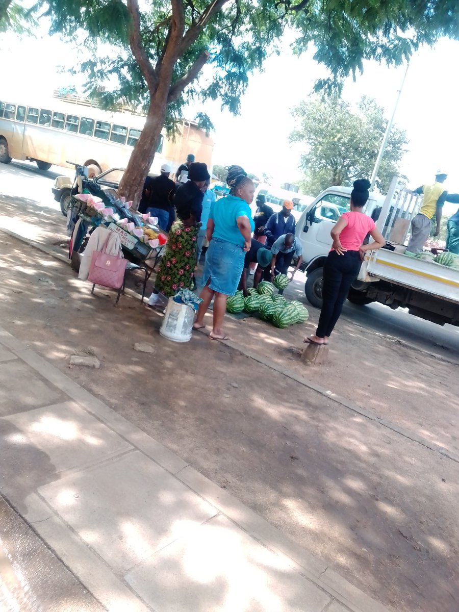 ChidoKossam's tweet photo. Poverty is a plight in Zimbabwe and citizens have resorted to selling on pavements to earn a living but business seems to be going haywire as the city council makes it hard for them to operate.@BhekizuluTshuma https://t.co/9AVLoc4KEs
