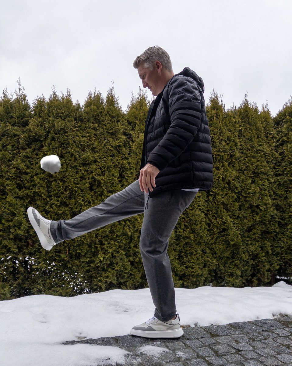 BSchweinsteiger's tweet image. I can juggle that snowball more often than Thomas Müller can a football 😉 @esmuellert_