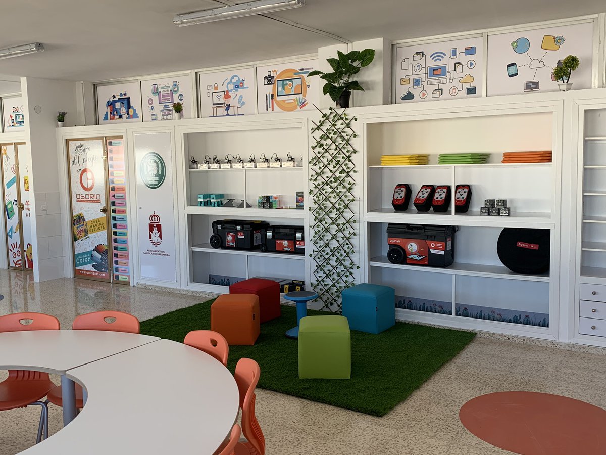 A pesar de todos los impedimentos, hemos tenido nuestra inauguración del AdF. Gracias a la comunidad educativa por hacer posible este proyecto y sobre todo al alumnado.👩🏻‍💻🧑🏼‍💻#AdF #innovacion #educacion #EducaAnd