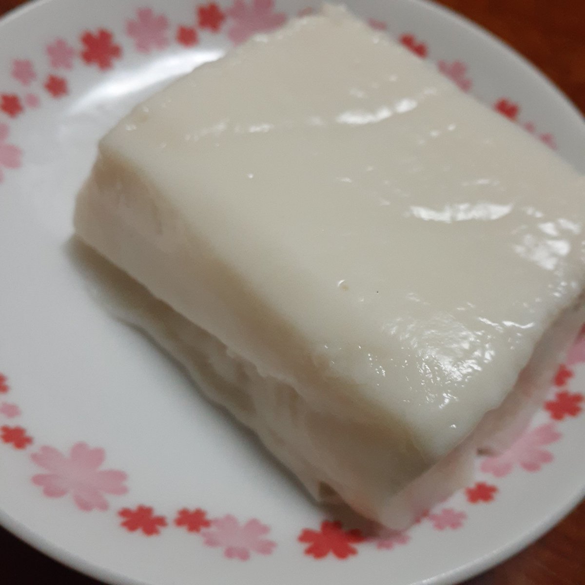 alostbird3's tweet photo. #三代目茂蔵 さんの豆乳胡麻豆腐。
割引を見つけて、つい購入。
醤油にわさびで、
いただきました🙏
#大船仲通商店街 #大船 #鎌倉 https://t.co/VBH3OxCvuk