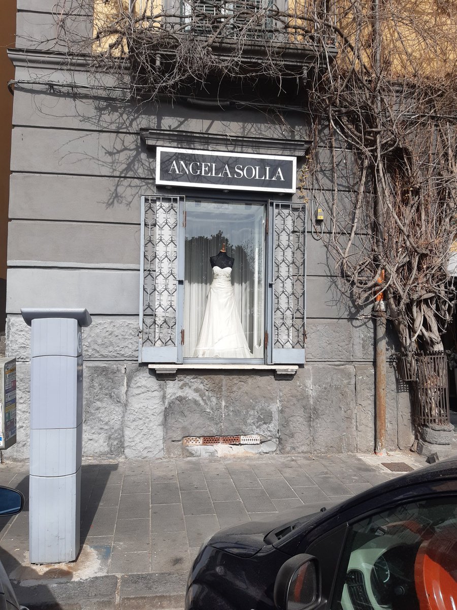 francesco_terry's tweet photo. Quando ti chiami Angela "Sola", possiedi un atelier di sposa a Roma e nonostante gli sforzi l'attività non riesce a decollare...🙄😏
A quel punto #ilPrezzo da pagare è trasferirsi a Napoli e modificare il cognome aggiungendo una L.
😎😉 https://t.co/qf9RVAEe22