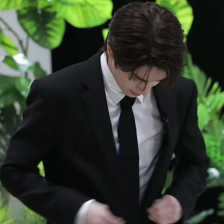 เข้าร่วมงานตามบัตรเชิญมาแสดงความยินดีให้กับคู่บ่าวสาวร่วมแชร์เฮ้าส์ด้วยความตื่นเต้นเล็กน้อย ตามประสาคนพึ่งเคยมางานแต่งครั้งแรก

สวมชุดสุภาพทางการตามธีม ยืนจับนู่นจับนี่ ยุกยิกกับเสื้อสูทของตนเองอยู่มุมหนึ่งของงาน