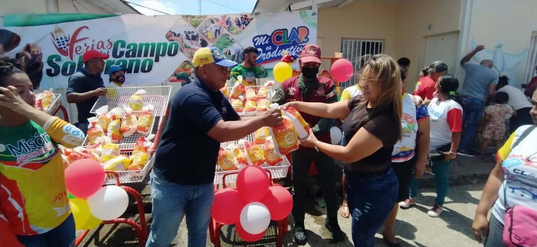 #Portuguesa | 1.275 familias  pertenecientes a la Base de Misiones "El Cerrito" en el municipio Araure, fueron atendidas con la Feria del Campo Soberano, jornada que distribuyó proteína animal de calidad a precios solidarios #MinppalRecorreVenezuela
#24Feb
