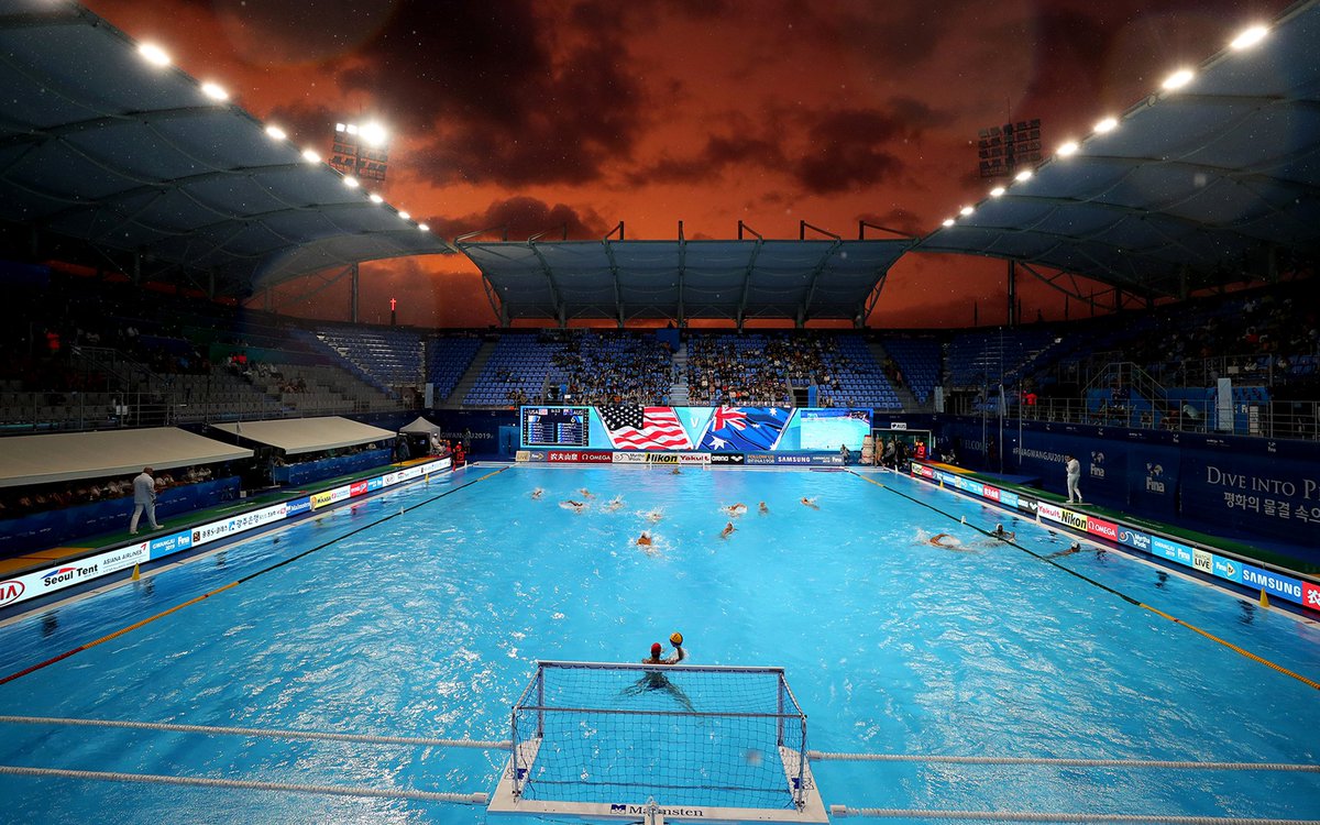 Who would jump in and play #WaterPolo with this sunset? 🤽‍♀️🤽‍♂️🌇