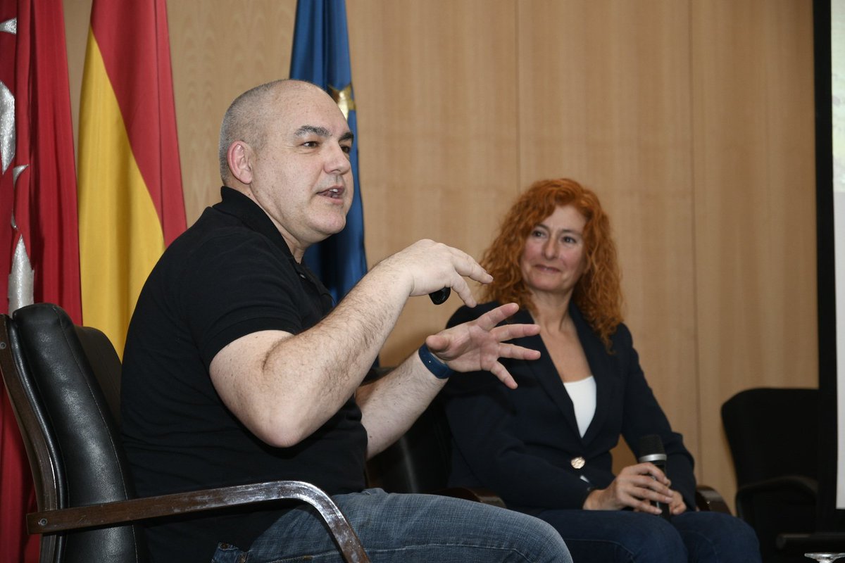 El objetivo de #Artemis es volver a la Luna, pero para quedarse. Y como paso previo a la llegada del ser humano a Marte. "No se puede ir directamente Marte, nuestra plataforma de prueba es la Luna", sostiene el ingeniero de la #NASA.
#ETSIAE #somosUPM #NASAenETSIAE <a href="/_Irene_Rivera/">Irene Rivera</a>