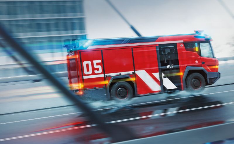 fachmedien's tweet photo. Die Berliner Feuerwehr will den CO2-Ausstoß ihres Fuhrparks weiter reduzieren und beschafft die nächsten elektrischen Einsatzfahrzeuge. @RosenbauerGroup #eLHF #RevolutionaryTechnology #Elektroantrieb #Einsatzfahrzeuge #Feuerwehren
https://t.co/VQZPZxWl5u https://t.co/9vEI2U2zfv