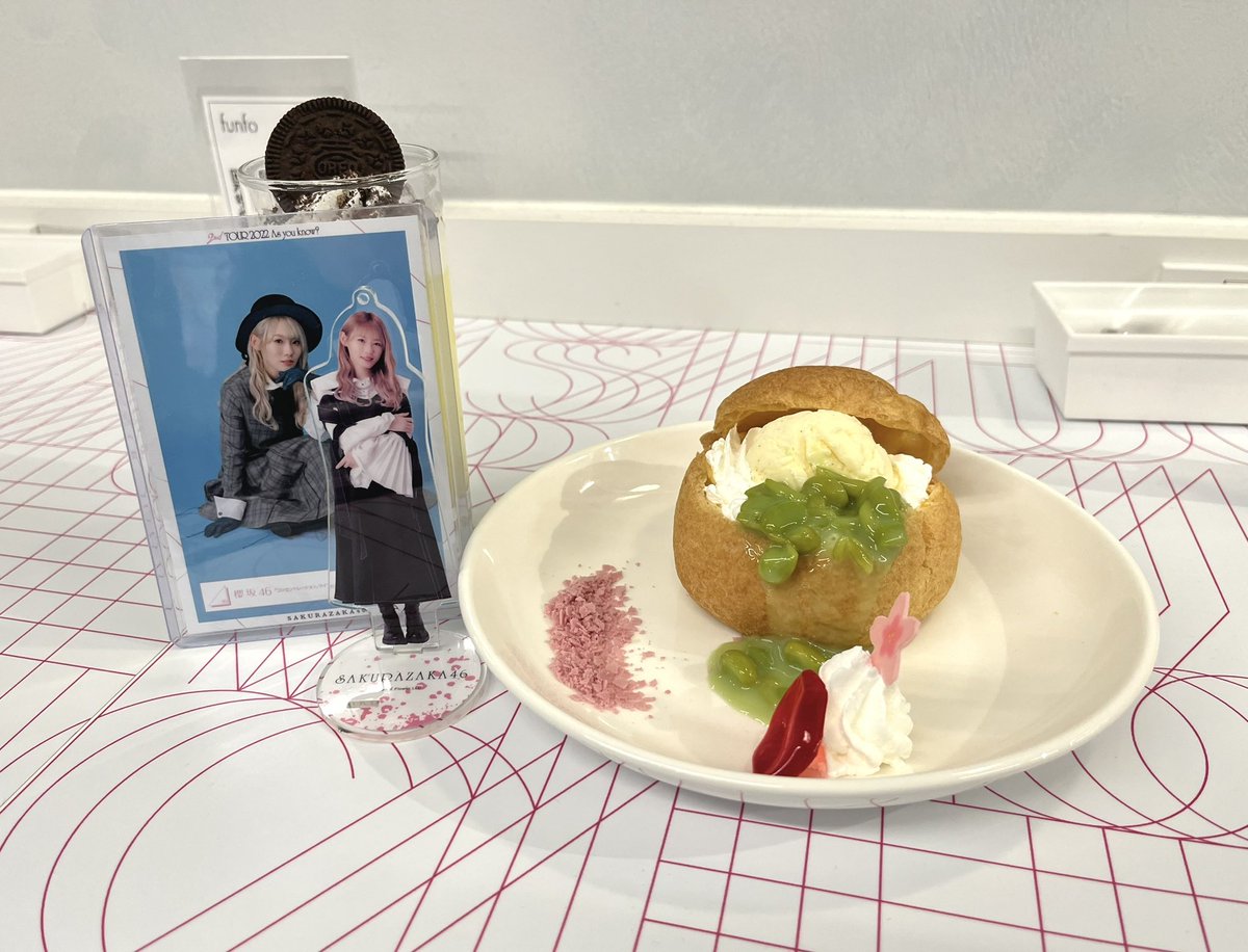 「念願の櫻坂カフェ行ってきました!みいちゃんのずんだシュークリームとふーちゃんのバ」|青山こんのイラスト