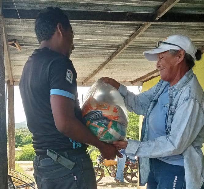 #Falcón | Gracias a las políticas alimentarias que lleva el Gobierno Bolivariano a través de la Misión Alimentación, 4.214 familias del municipio Piritu fueron beneficiadas con combos de alimentos, entrega que fue posible con el apoyo de los #CLAP 

#AlimentarEsVencer