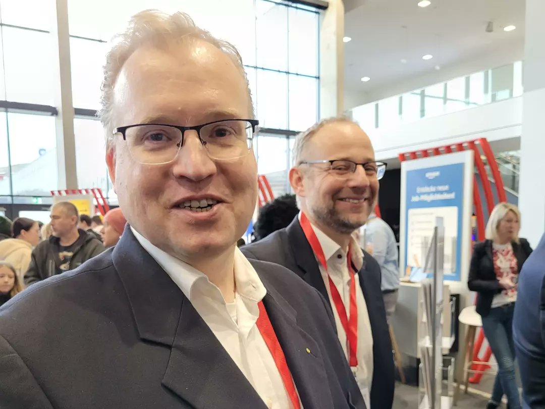 Heute und morgen von 10 bis 16 Uhr heißt es “JobAktiv“ in der Dortmunder #Westfalenhalle. 
Über 50 Arbeitgeber aus #Dortmund präsentieren sich und ihre offenen Arbeitsstellen. 
Heute, am Eröffnungstag, strömten zahlreiche Menschen, die auf der Suche nach einer neuen beruflichen 2