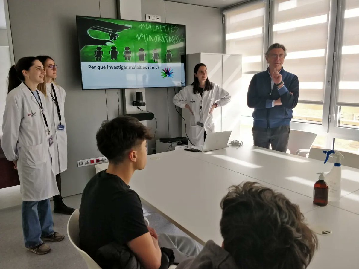 IRBLleida_Info's tweet photo. Avui l'alumnat de primer de batxillerat de l'Institut la Mitjana de #Lleida coneix l'#IRBLleida i els seus grups de recerca i serveis científico-tècnics.
@INSLAMITJANA
Gràcies al personal investigador per col·laborar en les #visitesIRBLleida
#visitaeducativa #visitacientifica https://t.co/s2Oa9fRPgO