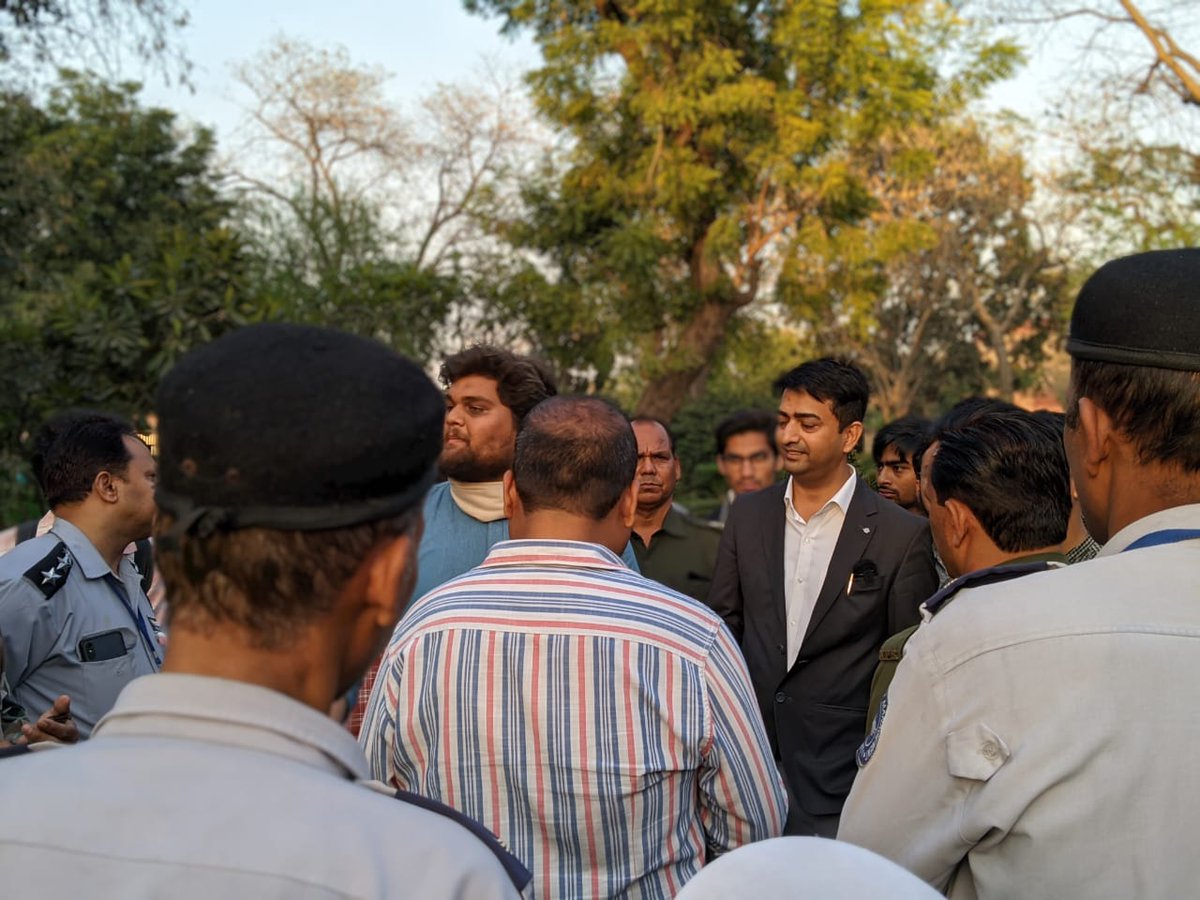 Ftyjmi's tweet photo. Another attempt to curb the dissenting space in the campus by the JMI Administration. Asif Mujtaba's talk was disrupted by the administration, there was heavy deployment of police forces outside University gates way before the talk was supposed to be conducted.
@MujtabaAasif https://t.co/oGu0atDvDY
