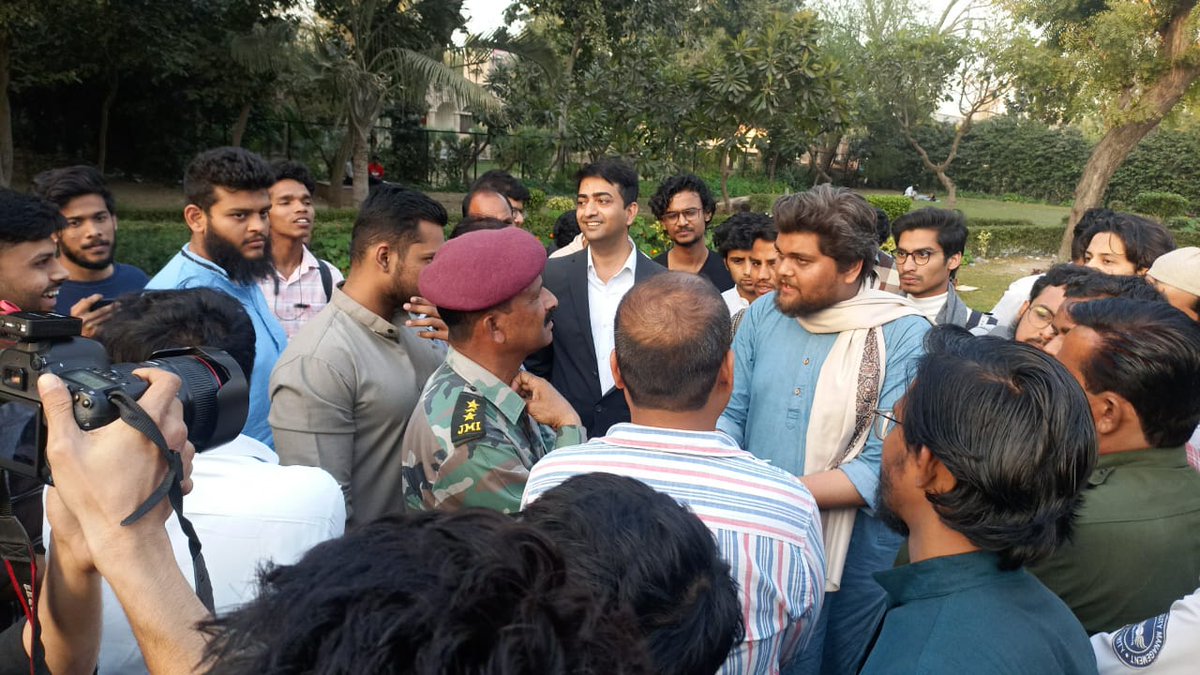 Ftyjmi's tweet photo. Another attempt to curb the dissenting space in the campus by the JMI Administration. Asif Mujtaba's talk was disrupted by the administration, there was heavy deployment of police forces outside University gates way before the talk was supposed to be conducted.
@MujtabaAasif https://t.co/oGu0atDvDY