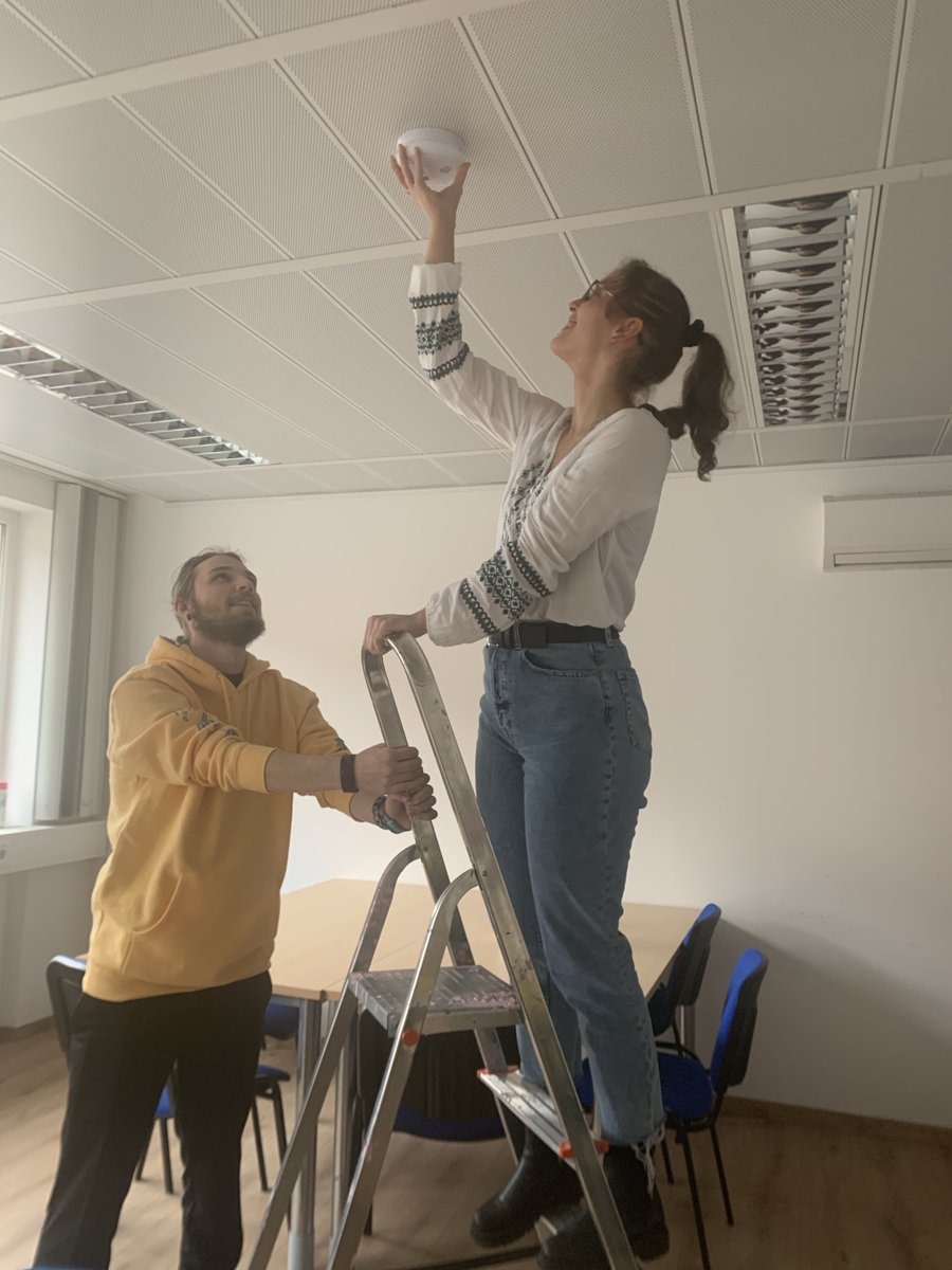 stroehmersoft's tweet photo. In unserer Firma wird jedes halbe Jahr die Vernetzung der #Rauchmelder miteinander geprüft. Hierbei werden alle Rauchmelder abgeschraubt und die Batterien ausgetauscht. Dies ist extrem wichtig für die #Sicherheit aller Mitarbeitenden und kann im Ernstfall sogar Leben retten. https://t.co/OJQ6TJwzvD
