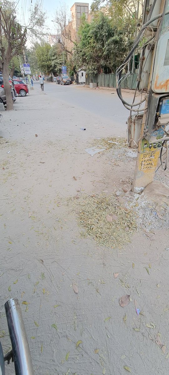 sumitaggarwalca's tweet photo. No sweeper, pile of garbage #GarbageTalk #smartcities #SwachhBharatMission #SwachhBharat https://t.co/ACqbHm09Xe