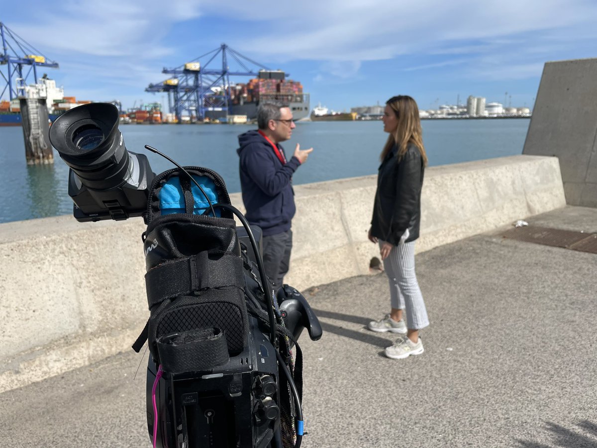 CCOOestibaVlc's tweet photo. Hoy @cuatro ha entrevistado a Jorge García en el Puerto de Valencia donde se han abordado algunos temas de interés y se ha preguntado por la situación actual de la estiba. También hemos abordado el protocolo de inclemencias meteorológicas que tanto nos urge. https://t.co/fa91BYEdzb
