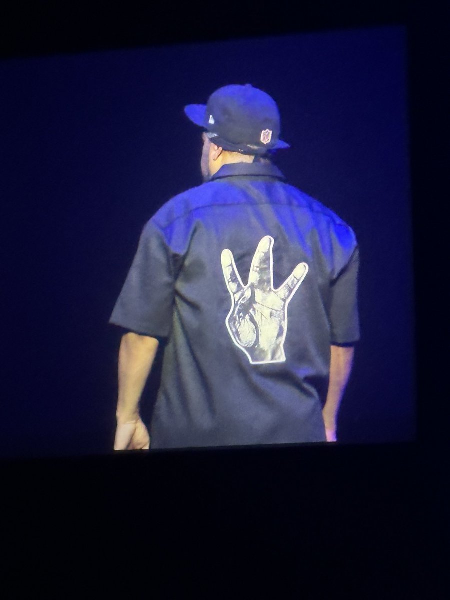 jacisim71's tweet photo. @icecube loved every single second of your show last night @CaesarsWindsor 🔥🔥🔥🔥🔥 https://t.co/fLFDkaXhIb