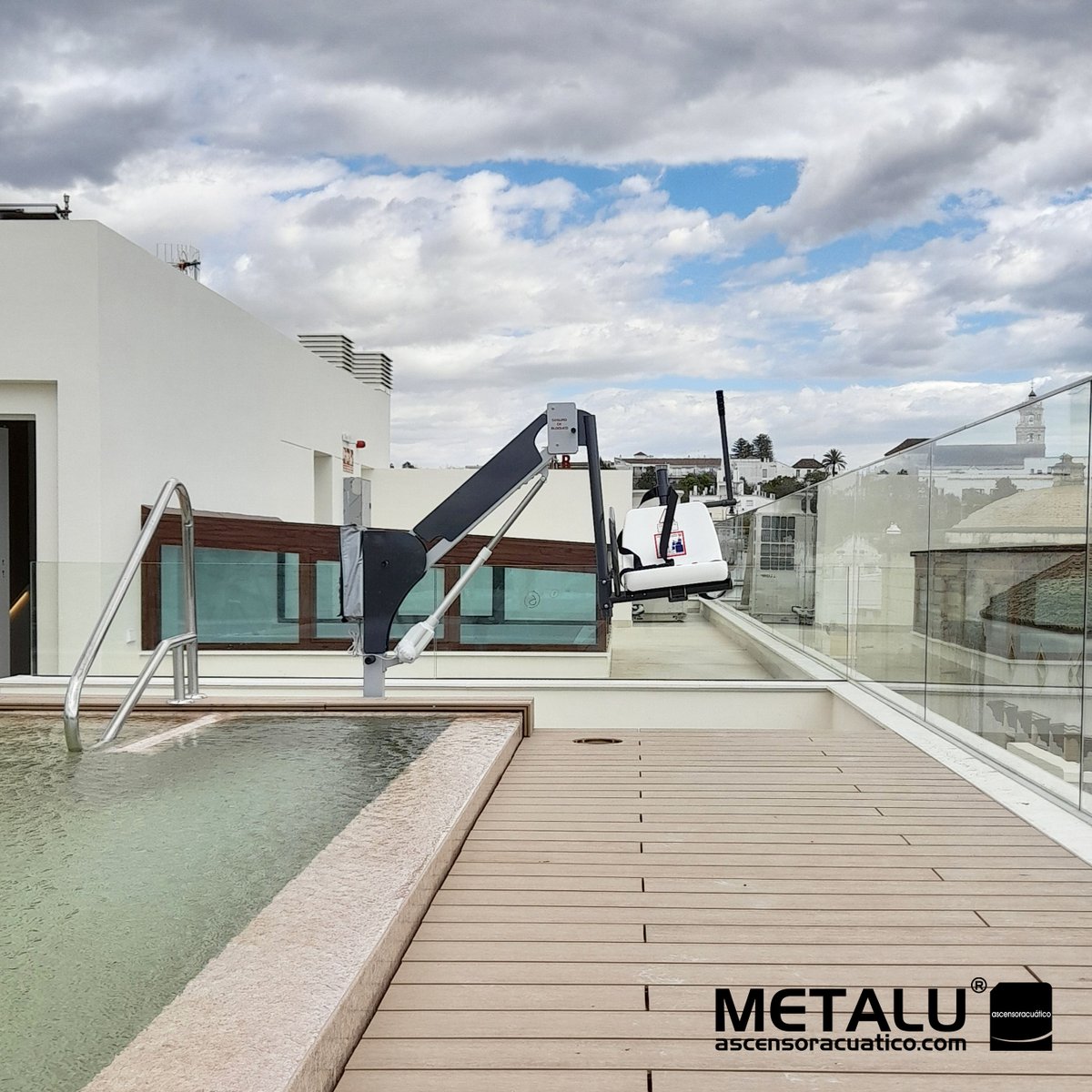 AscensorAcuatic's tweet photo. ¿Tienes una #piscina 🌊 elevada o diferente a lo convencional? 🤔
No te preocupes 😄. Nuestros #elevadores a medida son capaces de hacerla #accesible ♿️, por complicado que parezca.
#obstaculo #barreras #accesibilidad #facil #easy #findesemana #weekend #viernes #friday https://t.co/GEatHdcdJQ