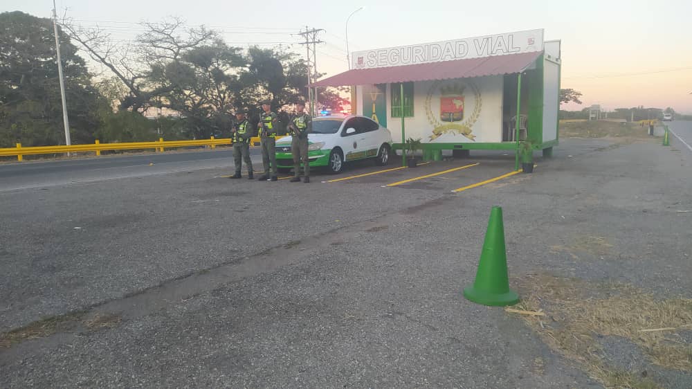 GNBunidad_vial's tweet photo. ⚠️SEGURIDAD VIAL⚠️
🛑La .@GNBunidad_vial se mantiene Activa en el Km-98 de la #ARC estado #Aragua, Garantizando Seguridad y Auxilio Vial a los usuarios de tan importante arteria vial.
#GNB #UESV
@GNBCmdtGral
@GnbGaranteDePaz
#SancionesAsesinas https://t.co/H9WXoMLOpX