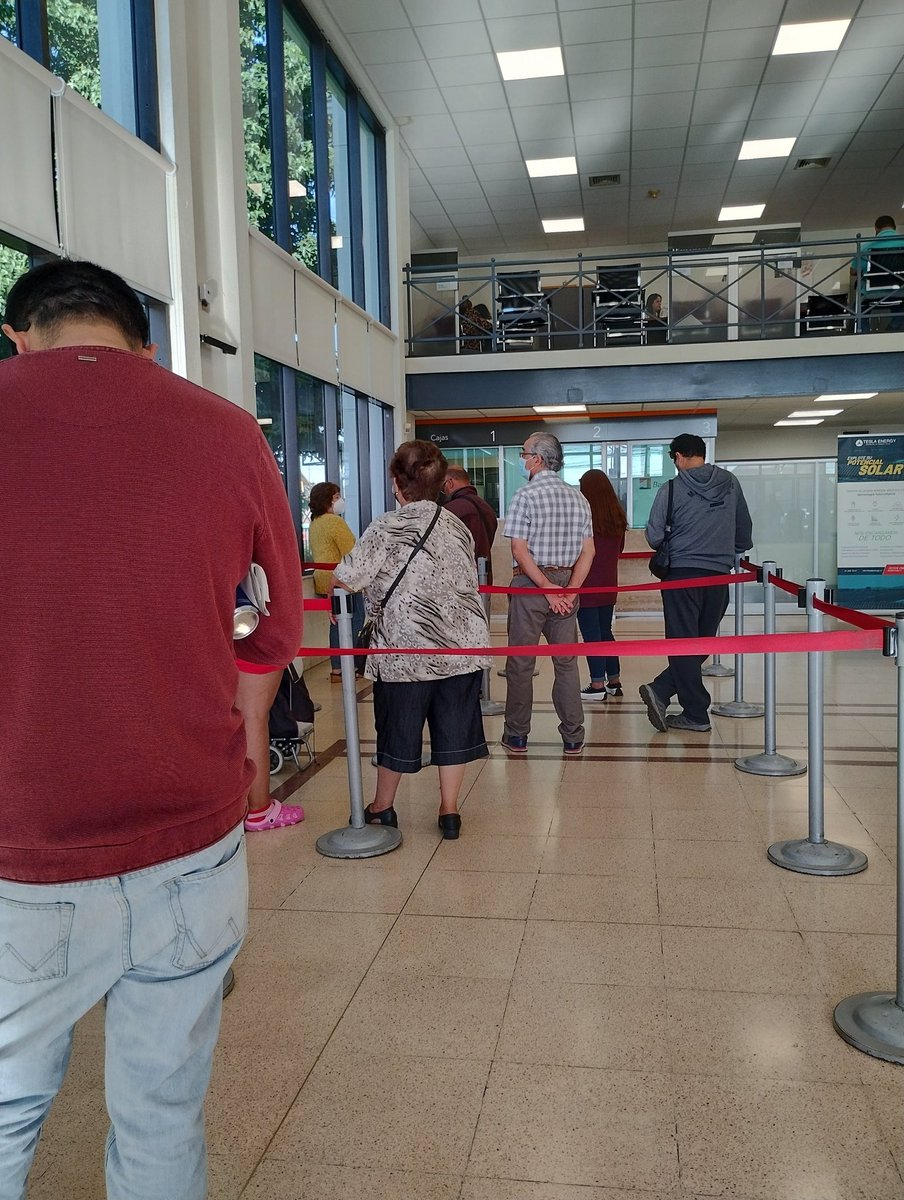 Karylyly's tweet photo. Que paja venir a #bancoestado 3 cajas y solo 1 funcionando! La mayoría que viene a la sucursal de Esmeralda Thno son mayores de edad https://t.co/9kpx9F6dsC