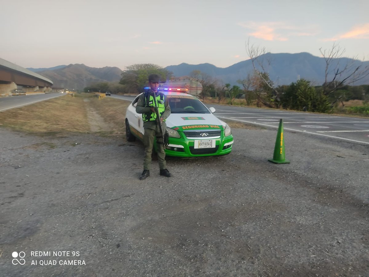 GNBunidad_vial's tweet photo. ⚠️SEGURIDAD VIAL⚠️
🛑La .@GNBunidad_vial se mantiene Activa en el Km-116 de la #ARC estado #Aragua, Garantizando Seguridad y Auxilio Vial a los usuarios de tan importante arteria vial.
#GNB #UESV
@GNBCmdtGral
@GnbGaranteDePaz
#SancionesAsesinas https://t.co/rLMg9aUJEs