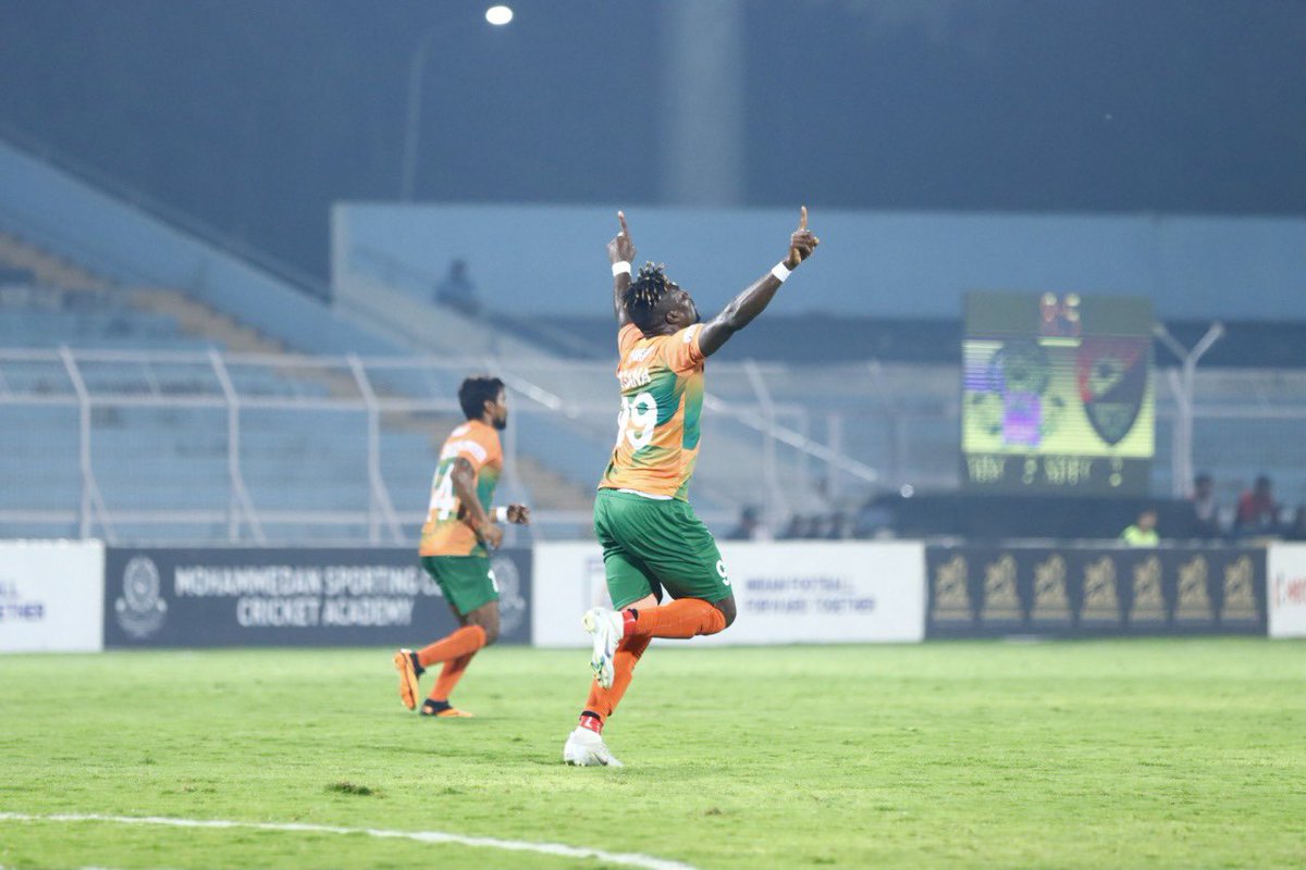 79' GOOAALL!! Ogana pulls one back for @sreenidideccan 🟠🟢 MDSP 5️⃣-3️⃣ SDEC Watch on @ddsportschannel and @discoveryplusIN #MDSPSDEC ⚔️ #HeroILeague 🏆 #TogetherWeRise 🤝 #IndianFootball ⚽