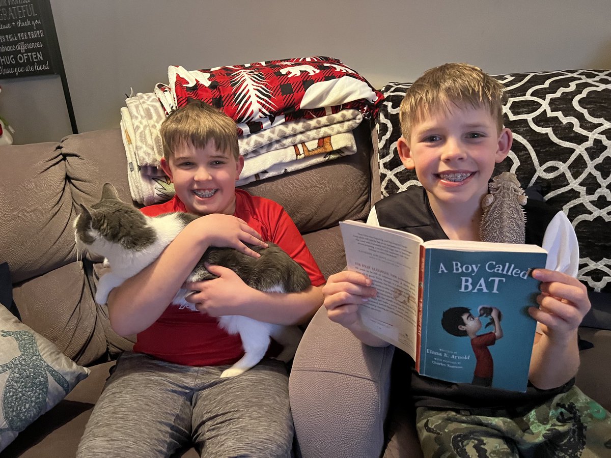 arastar's tweet photo. Our pets love reading along 💗 📖 #CVODOB23 https://t.co/ZTn1fdVVxZ