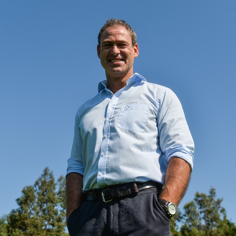 Munsterrugby's tweet photo. Munster Rugby are devastated to learn of the passing of Tom Tierney.

A former Munster player, Tom is our National Talent Coach &amp; previously coached Ireland Women, @GarryowenFC &amp; @CorkConRugbyFC.

Thinking of his wife Mary, daughters Isabel and Julia and wider family &amp; friends 🌹