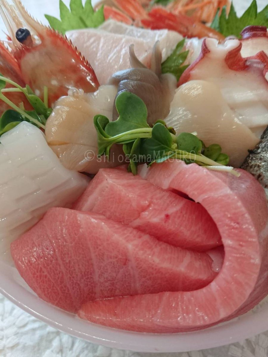 ご無沙汰しております。寒い日が続いておりますがお変わりございませんでしょうかm(_ _)m
おうちごはんの「海鮮丼」です…✨酢飯をつかっていますので、好きな具材を海苔に巻いてもおいしいです☺️
 #塩釜仲卸市場