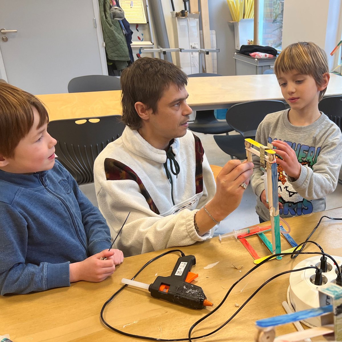 De kinderen van DOKWRK hebben in de afgelopen weken gewerkt met het thema Pneumatiek. Supertof dat je een hijskraan kunt laten bewegen op samengeperste gassen, in dit geval lucht en water. De hijskraan hebben ze uiteraard ook zelf gebouwd. 

#techniekbso #werkenindekinderopvang
